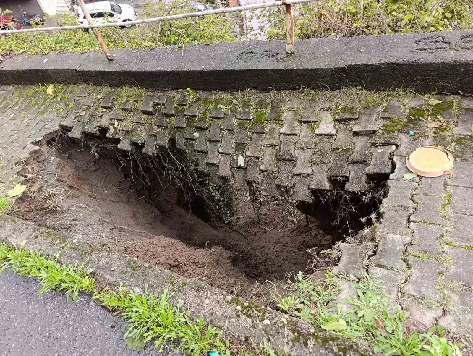 ZONGULDAK’IN KARADENİZ EREĞLİ İLÇESİNDE ETKİLİ OLAN ŞİDDETLİ YAĞIŞ VE RÜZGÂRIN ARDINDAN KALDIRIMDA ÇÖKME MEYDANA GELDİ.