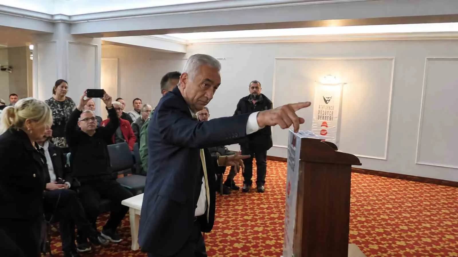 SALONDA BULUNAN KATILIMCILARIN DA TAKİP ETTİĞİ TARTIŞMANIN ARDINDAN REMZİ POYRAZ SALONU TERK ETTİ.