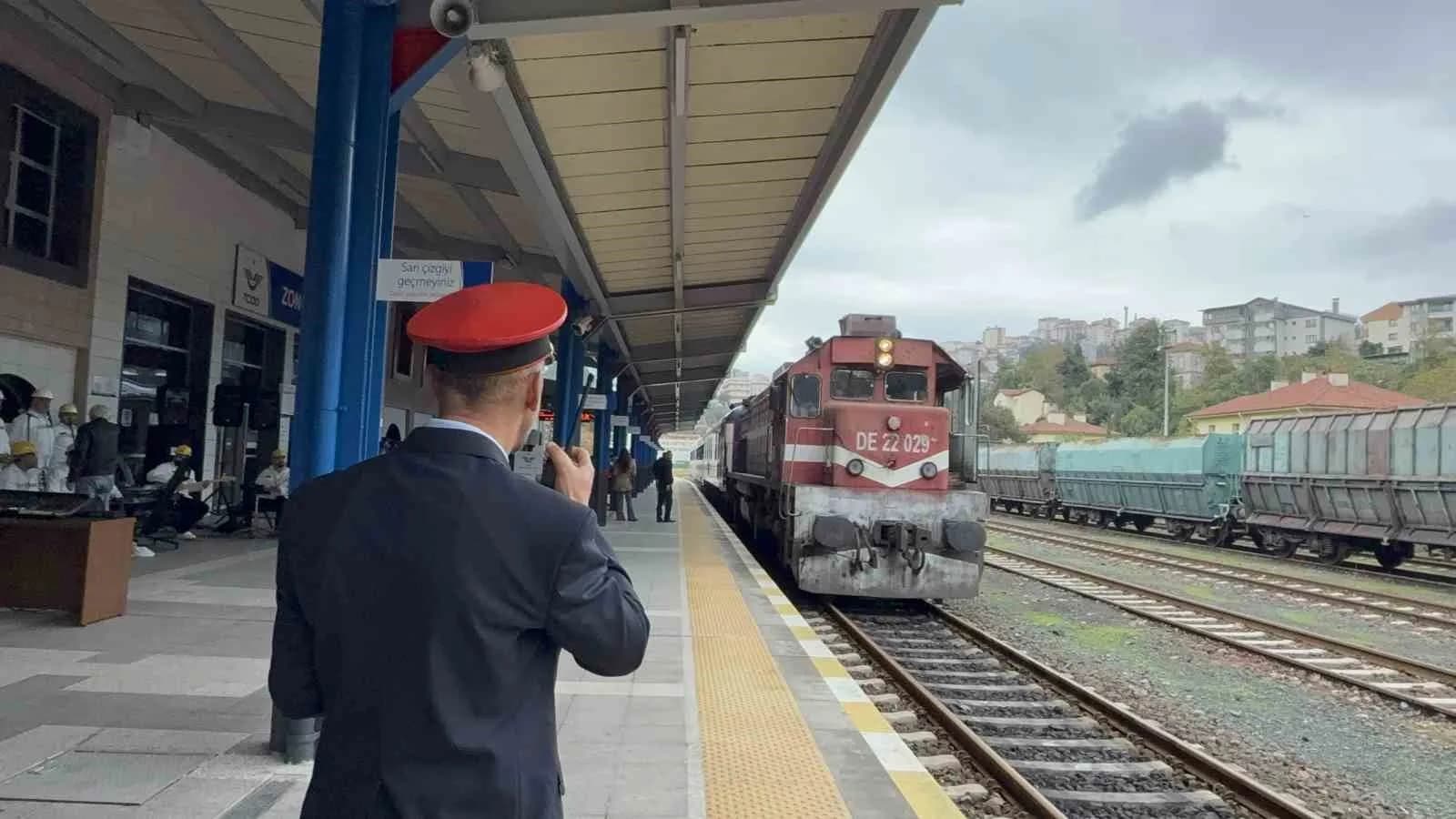BATI KARADENİZ KALKINMA AJANSI (BAKKA) KOORDİNASYONUNDA BU YIL İKİNCİ KEZ DÜZENLENEN TURİSTİK KARAELMAS EKSPRESİ, 120 YOLCUSUYLA ZONGULDAK'A GELDİ. TREN İSTASYONUNDA MADENCİ KOROSUNUN SESLENDİRDİĞİ ŞARKILARLA KARŞILANAN YOLCULAR, MÜZİĞE EŞLİK EDEREK RENKLİ GÖRÜNTÜLER OLUŞTURDU.