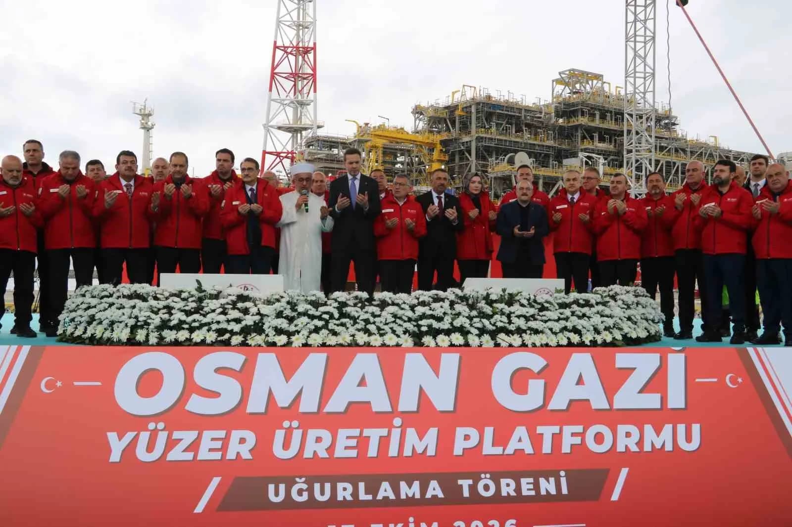 TÜRKİYE'NİN İLK YÜZER DOĞAL GAZ İŞLEME TESİSİ OSMAN GAZİ YÜZER ÜRETİM PLATFORMU, ZONGULDAK'IN FİLYOS BELDESİNDEN SAKARYA GAZ SAHASI'NA UĞURLANDI. ENERJİ VE TABİİ KAYNAKLAR BAKANI ALPARSLAN BAYRAKTAR, KARADENİZ'DEKİ DOĞAL GAZ ÜRETİMİNİN 2027 YILINDA GÜNLÜK 20 MİLYON, 2028 YILINDA İSE 45 MİLYON METREKÜPE ÇIKARILMASININ HEDEFLENDİĞİNİ AÇIKLADI. BAYRAKTAR, YENİ ÜRETİM KAPASİTESİYLE 2028 YILINDA YAKLAŞIK 17 MİLYON HANENİN KARADENİZ GAZINI KULLANACAĞINI SÖYLEDİ.