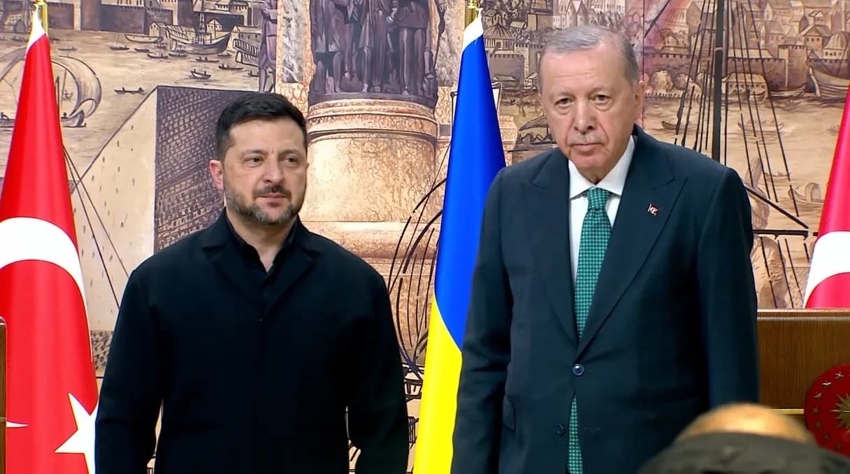 CUMHURBAŞKANI RECEP TAYYİP ERDOĞAN İLE YAPILAN GÖRÜŞMENİN ARDINDAN ORTAK BASIN TOPLANTISINDA KONUŞAN UKRAYNA DEVLET BAŞKANI VOLODİMİR ZELENSKİY, "GÖRÜŞMEMİZİN, ULUSLARARASI KARADENİZ GÜNÜNE DENK GELMESİ DE, SEMBOLİK BİR ANLAM TAŞIYOR. GÖRÜŞMELERİMİZİN ÖNEMLİ BİR BÖLÜMÜNÜ, KARADENİZ İLE İLGİLİ KONULARA, TÜRKİYE VE BÖLGEDEKİ KOMŞULARIMIZLA PAYLAŞTIĞIMIZ BU ORTAK GÜVENLİK ALANINA AYIRDIK. RUSYA, 2014 YILINDAN BU YANA SÜRDÜRDÜĞÜ SALDIRGANLIKLA, KARADENİZ DE Kİ DURUMU SÜREKLİ OLARAK ADIM ADIM DAHA DA KÖTÜLEŞTİRİYOR. TÜRKİYE İSE EGEMENLİĞİMİZİ, TOPRAK BÜTÜNLÜĞÜMÜZÜ VE KARADENİZ’DE GÜVENLİ SEYR-Ü SEFERİ SAĞLAYABİLECEK" DEDİ.