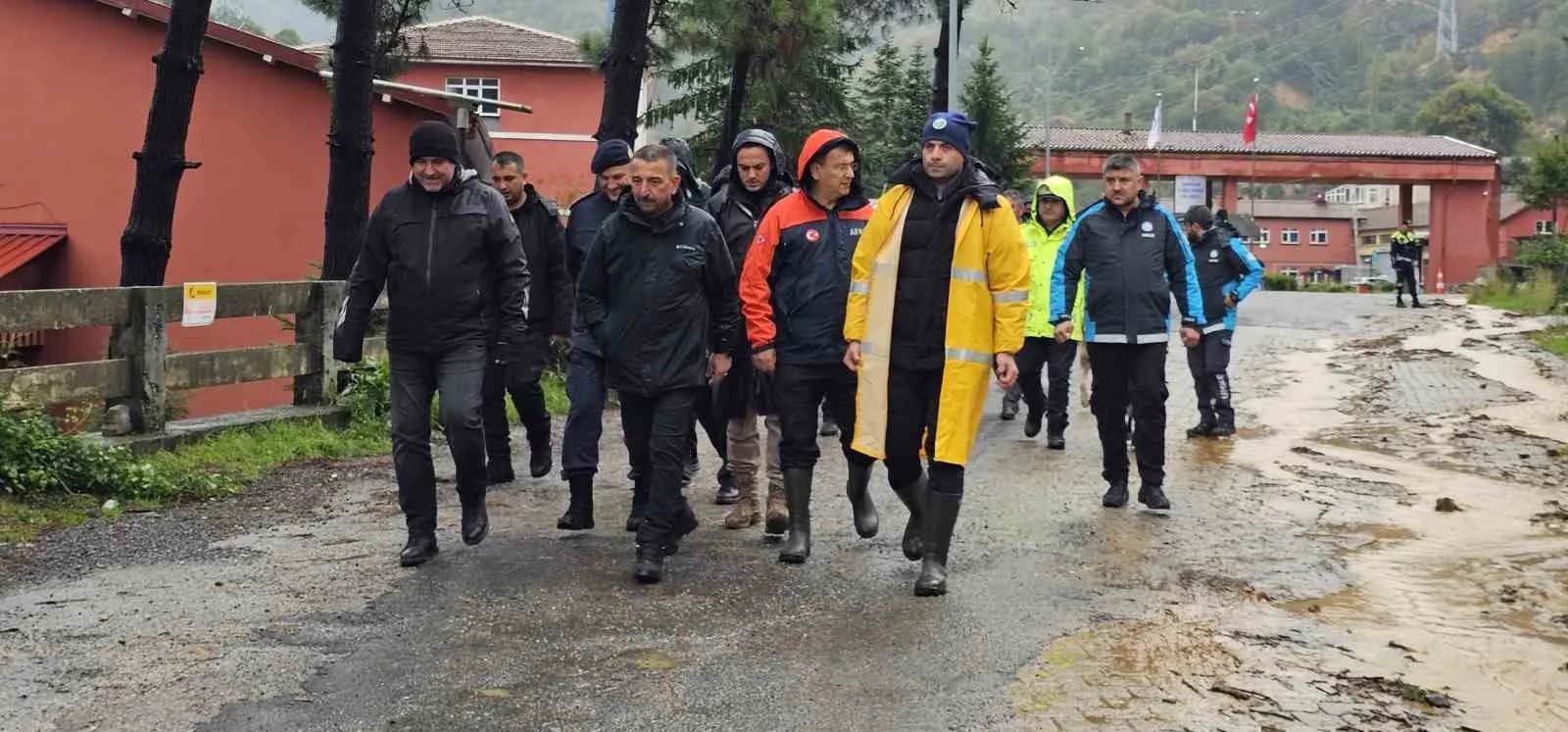 ZONGULDAK VALİSİ OSMAN HACIBEKTAŞOĞLU, KENTTE ETKİLİ OLAN ŞİDDETLİ YAĞIŞLARIN ARDINDAN ÇAYDAMAR MAHALLESİ'NDE İNCELEMELERDE BULUNDU.