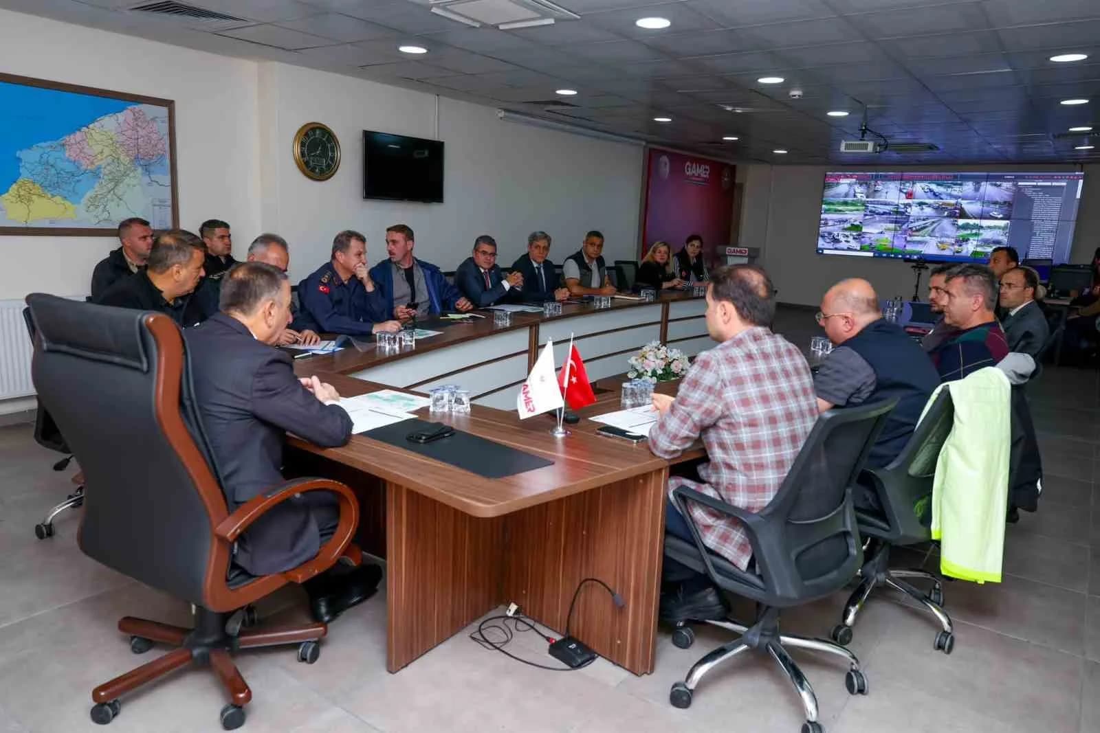 ZONGULDAK'TA ETKİSİNİ SÜRDÜREN YOĞUN YAĞIŞ NEDENİYLE YAŞANABİLECEK OLUMSUZLUKLARA KARŞI YÜRÜTÜLEN ÇALIŞMALAR YAKINDAN TAKİP EDİLİYOR.