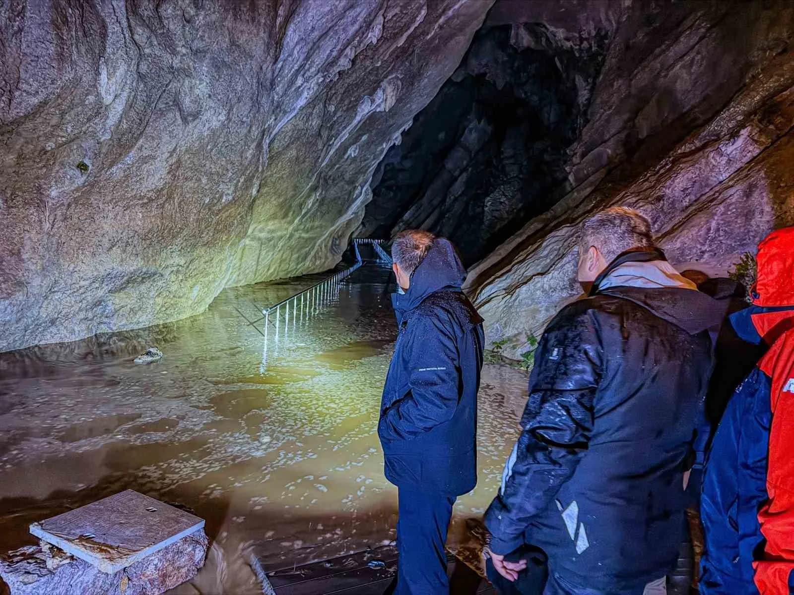 VALİ OSMAN HACIBEKTAŞOĞLU, KUVVETLİ YAĞIŞLARIN ARDINDAN BÖLGEDEKİ ÇALIŞMALARI YERİNDE DENETLEYEREK KOORDİNASYON TALİMATI VERDİ.