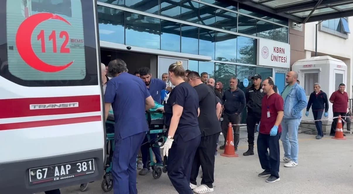 MADEN OCAĞINDA MEYDANA GELEN PATLAMADA AĞIR YARALANAN 45 YAŞINDAKİ MADEN İŞÇİSİ CEMAL ARSLAN ZONGULDAK ATATÜRK DEVLET HASTANESİNDEKİ İLK MÜDAHALESİNİN ARDINDAN ANKARA BİLKENT HASTANESİNE SEVK EDİLMEK ÜZERE YOLA ÇIKTI.