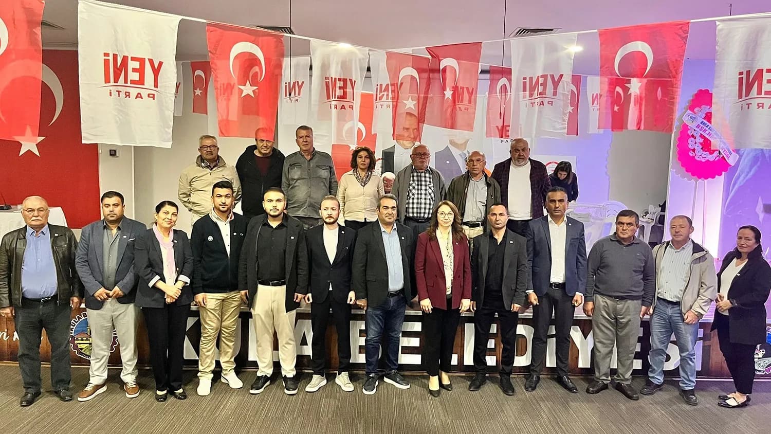 YENİ PARTİ KULA İLÇE TEŞKİLATI’NIN 1. OLAĞAN KONGRESİ, YUNUS EMRE KÜLTÜR MERKEZİ’NDE GERÇEKLEŞTİRİLDİ. TEK LİSTEYLE GİDİLEN KONGREDE MEVCUT İLÇE BAŞKANI ESEN ÇINAR, DELEGELERİN KULLANDIĞI OYLARIN TAMAMINI ALARAK YENİDEN İLÇE BAŞKANLIĞINA SEÇİLDİ.