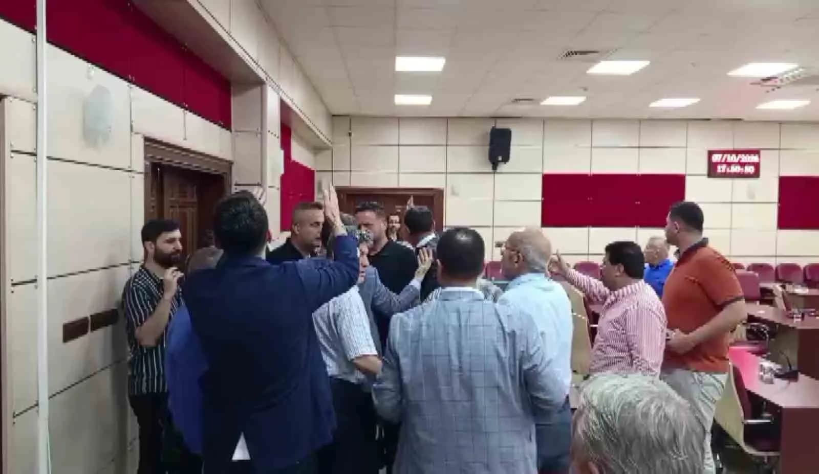YÜREĞİR BELEDİYE MECLİSİ'NİN EKİM AYI OTURUMUNDA CHP'Lİ MECLİS ÜYELERİ ERTAN SÜMER İLE ZEYCAN KILIÇARSLAN ARASINDA TARTIŞMA ÇIKTI.