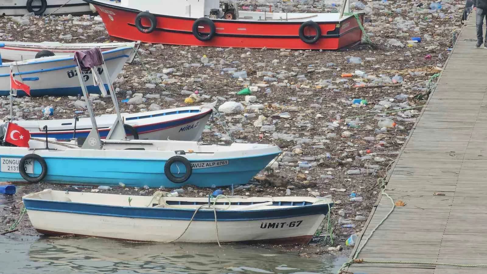 ZONGULDAK'TA GÜNLERDİR ETKİLİ OLAN ŞİDDETLİ YAĞIŞLARIN ARDINDAN ÇAYDAMAR VE ÜZÜLMEZ DERELERİNİN SÜRÜKLEDİĞİ TONLARCA ATIK, LİMANDA BİRİKTİ. PLASTİK ŞİŞELER, AĞAÇ PARÇALARI, MOLOZ VE EVSEL ATIKLARIN KAPLADIĞI DENİZ YÜZEYİNDE BALIKÇI TEKNELERİ ÇÖPLERİN ARASINDA KALDI.
