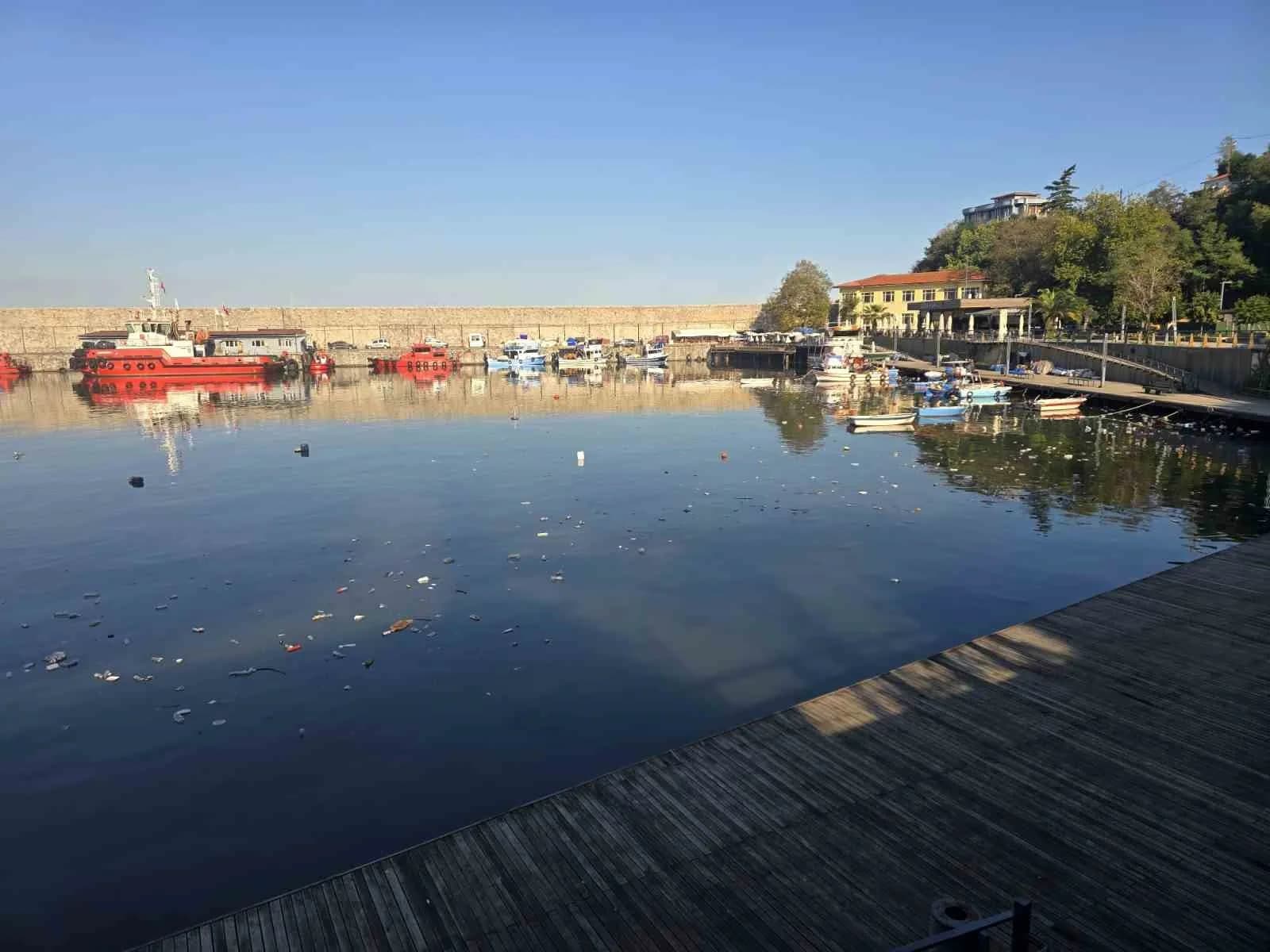 ZONGULDAK LİMANI’NDA ÇEVRE KİRLİLİĞİ DİKKAT ÇEKTİ