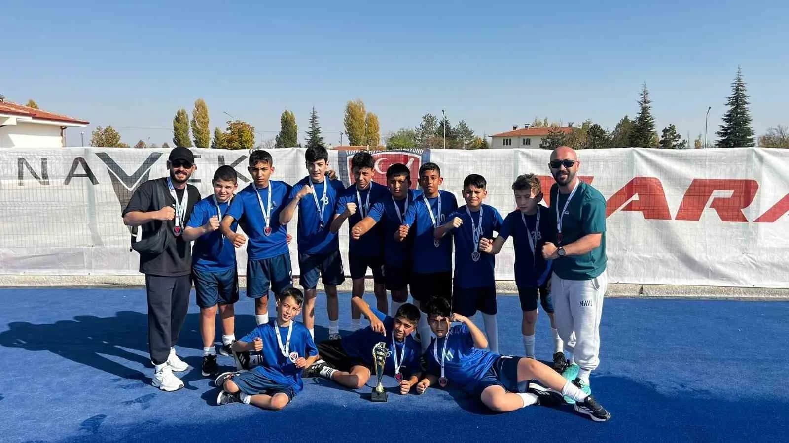 ARSLAN ZEKİ DEMİRCİ HOKEY SPOR KULÜBÜNDE FORMA GİYEN ALTAY KOÇAKLI, U14 HOKEY MİLLİ TAKIMINA DAVET EDİLDİ.