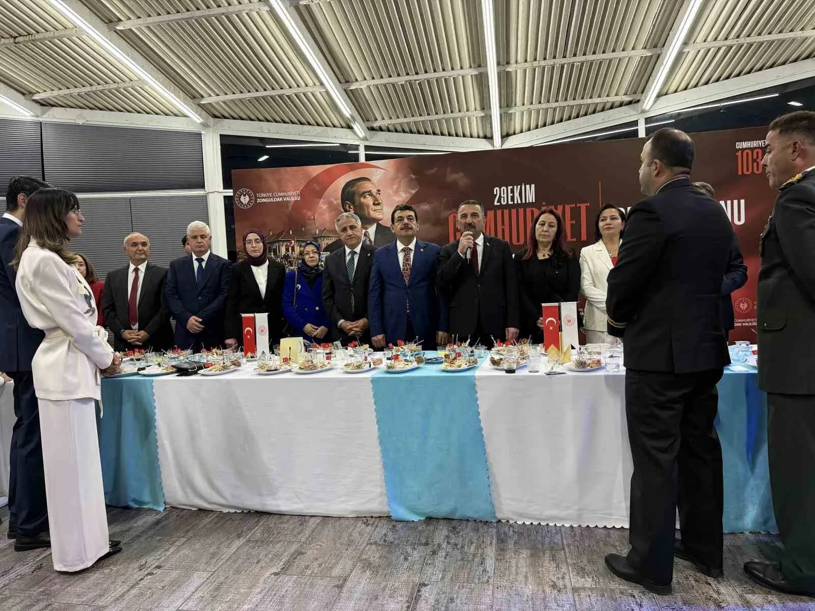ZONGULDAK VALİSİ OSMAN HACIBEKTAŞOĞLU, POLİSEVİ'NDE DÜZENLENEN 29 EKİM CUMHURİYET BAYRAMI RESEPSİYONUNDA DAVETLİLERE HİTAP ETTİ.