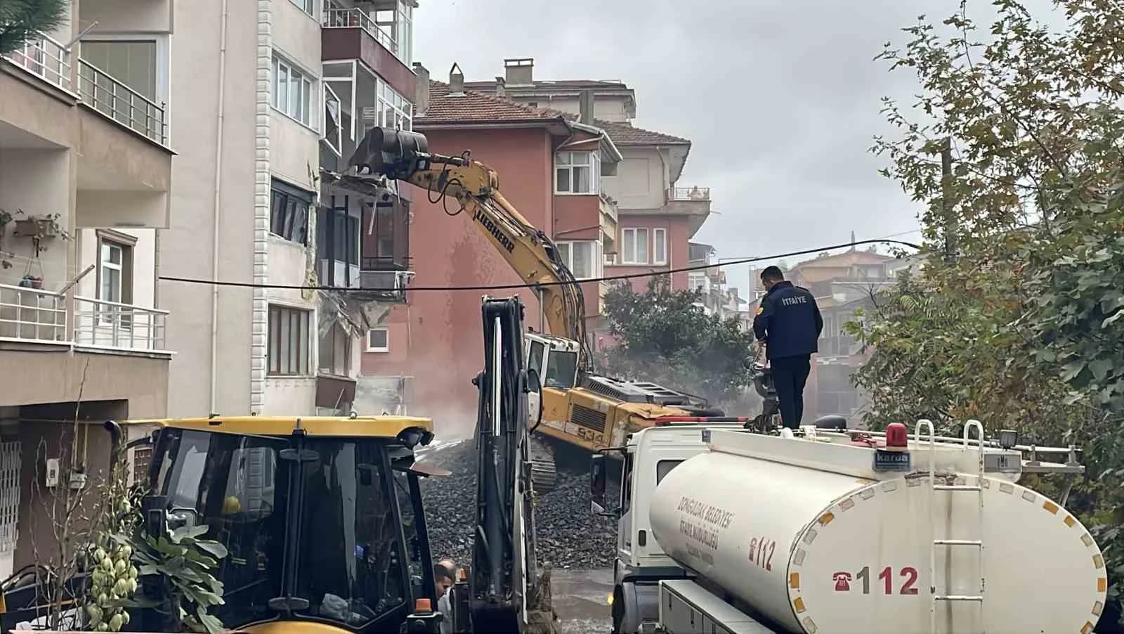 ZONGULDAK’TA YAKLAŞIK İKİ AY ÖNCE DUVARLARINDA VE TAŞIYICI YAPININ ÇEŞİTLİ BÖLÜMLERİNDE OLUŞAN ÇATLAKLAR NEDENİYLE TAHLİYE EDİLEN 5 KATLI BİNANIN KONTROLLÜ YIKIMINA BAŞLANDI. YIKIM SIRASINDA ZARAR GÖRME İHTİMALİ BULUNAN 14 DAİRELİK İKİ BİNA DA TEDBİR AMACIYLA BOŞALTILDI.