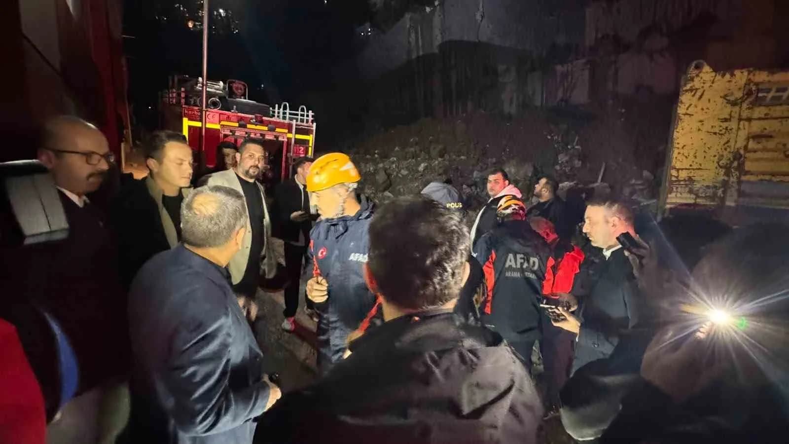 ZONGULDAK'TA 2 KATLI BİNANIN ÇÖKMESİ SONUCU ENKAZ ALTINDA KALAN YAŞLI KADININ CANSIZ BEDENİNE ULAŞILDI.