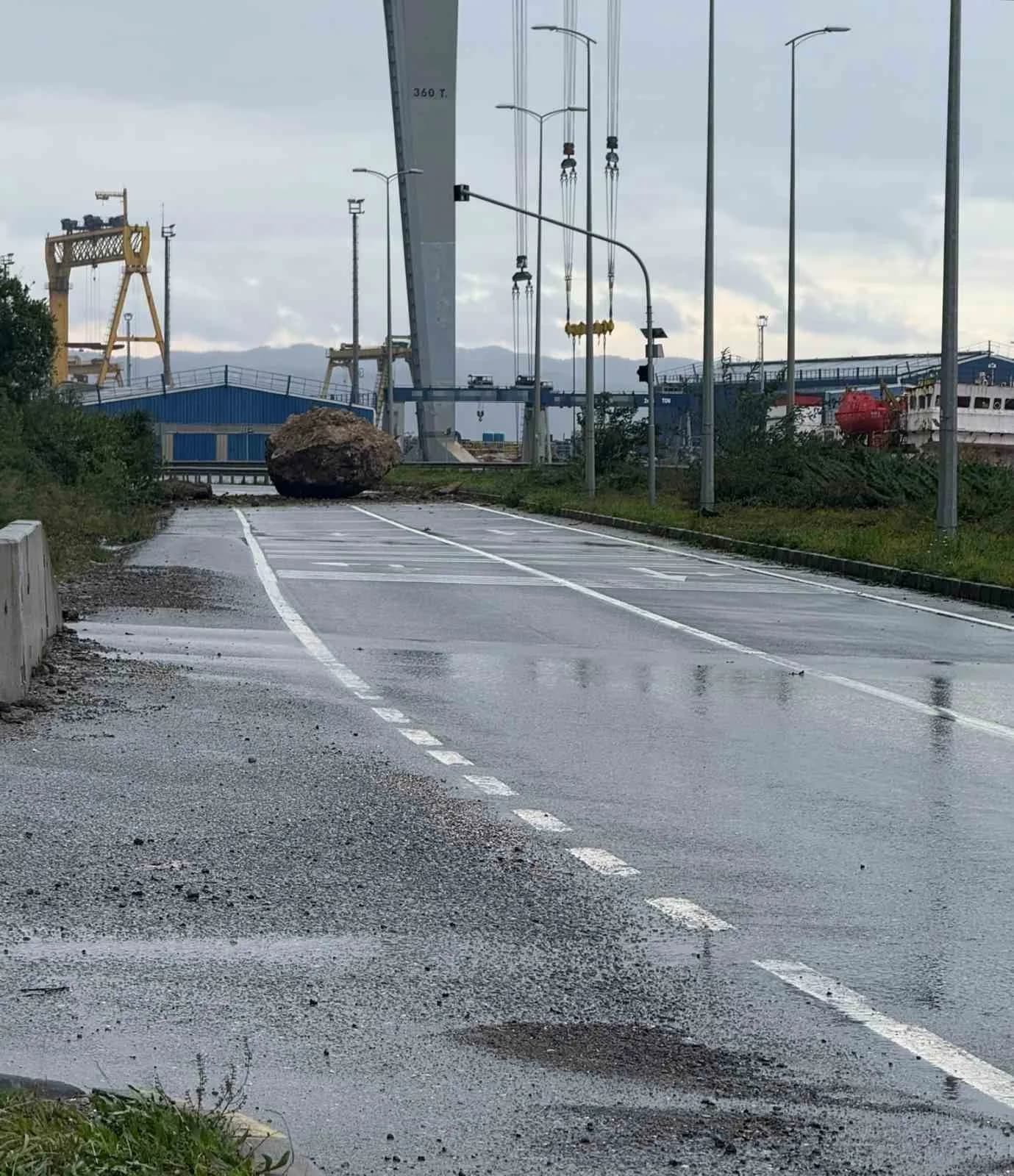 TERSANELER BÖLGESİNDE DAĞDAN KOPAN TONLARCA AĞIRLIĞINDAKİ DEV KAYA PARÇASI KARA YOLUNA DÜŞTÜ.