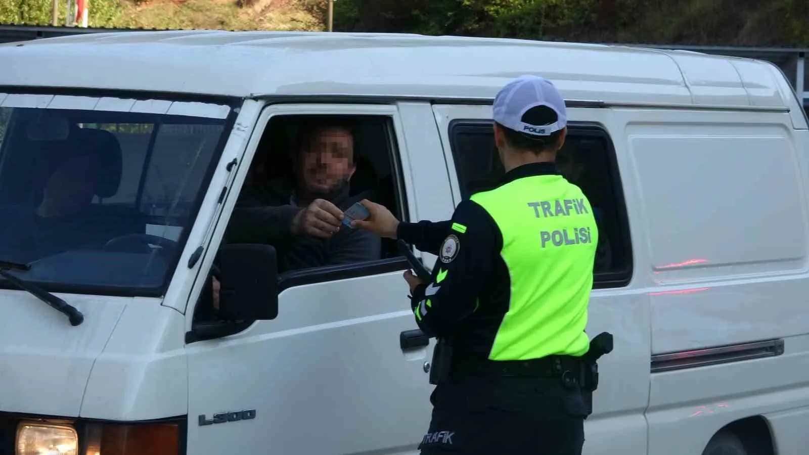 ZONGULDAK’TA POLİS EKİPLERİNCE ÜÇ FARKLI KARA YOLU GÜZERGAHINDA EŞ ZAMANLI TRAFİK DENETİMİ GERÇEKLEŞTİRİLDİ. DENETİMLERDE TRAFİK KURALLARINI İHLAL ETTİĞİ BELİRLENEN SÜRÜCÜLERE CEZAİ İŞLEM UYGULANDI.