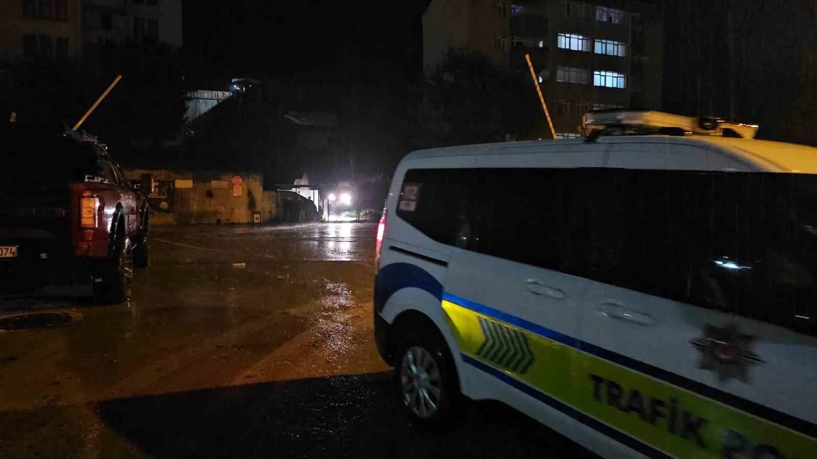 ZONGULDAK'IN ÇATALAĞZI BELDESİNDE YAĞIŞLAR SONRASI LOJMANA AİT İSTİNAT DUVARI ÇÖKTÜ. HEYELAN SONRASI PARK HALİNDEKİ İKİ ARAÇ TOPRAK ALTINDA KALDI.