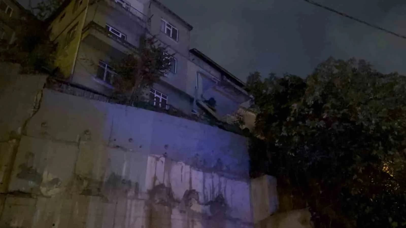 ZONGULDAK'TA İKİ KATLI BİR BİNADA KISMİ GÖÇÜK MEYDANA GELDİ. İHBAR ÜZERİNE POLİS VE İTFAİYE EKİPLERİ HAREKETE GEÇTİ. BİNANIN ÖNÜNDEKİ İSTİNAT DUVARLARINDA DA ÇATLAKLAR TESPİT EDİLDİ.