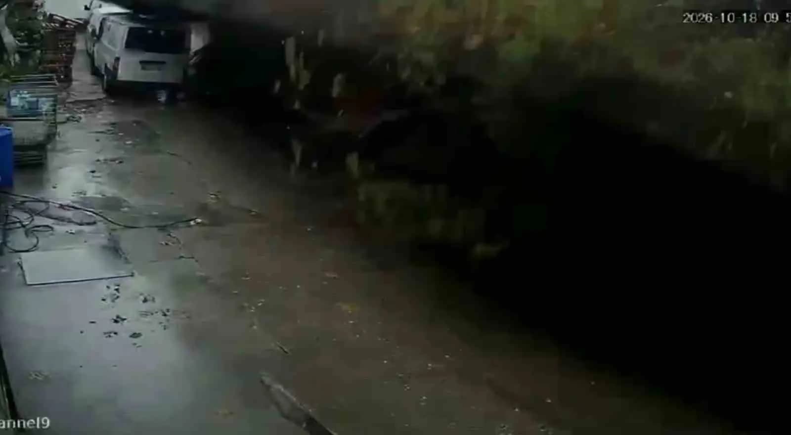 ZONGULDAK’TA GEÇEN HAFTA ETKİLİ OLAN YAĞIŞLARIN ARDINDAN BİR İSTİNAT DUVARININ ÇÖKME ANINA İLİŞKİN KAMERA GÖRÜNTÜLERİ ORTAYA ÇIKTI. KARAELMAS SANAYİ SİTESİ’NDE PARK HALİNDEKİ 2 ARACIN ENKAZ ALTINDA KALDIĞI, KÖPEK KULÜBESİNDEKİ KÖPEKLERİN TELEF OLDUĞU OLAYIN GÖRÜNTÜLERİ DUVARIN YIKILDIĞI ANI GÖZLER ÖNÜNE SERDİ.