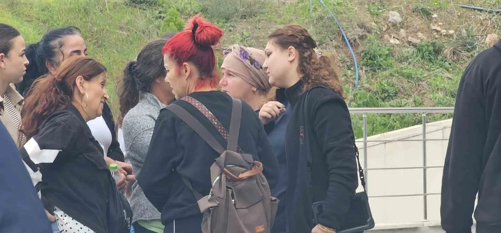 PATLAMA HABERİNİ ALAN İŞÇİ YAKINLARI DA HASTANEYE GELEREK ENDİŞELİ VE GÖZYAŞLI BEKLEYİŞİ SÜRÜYOR.