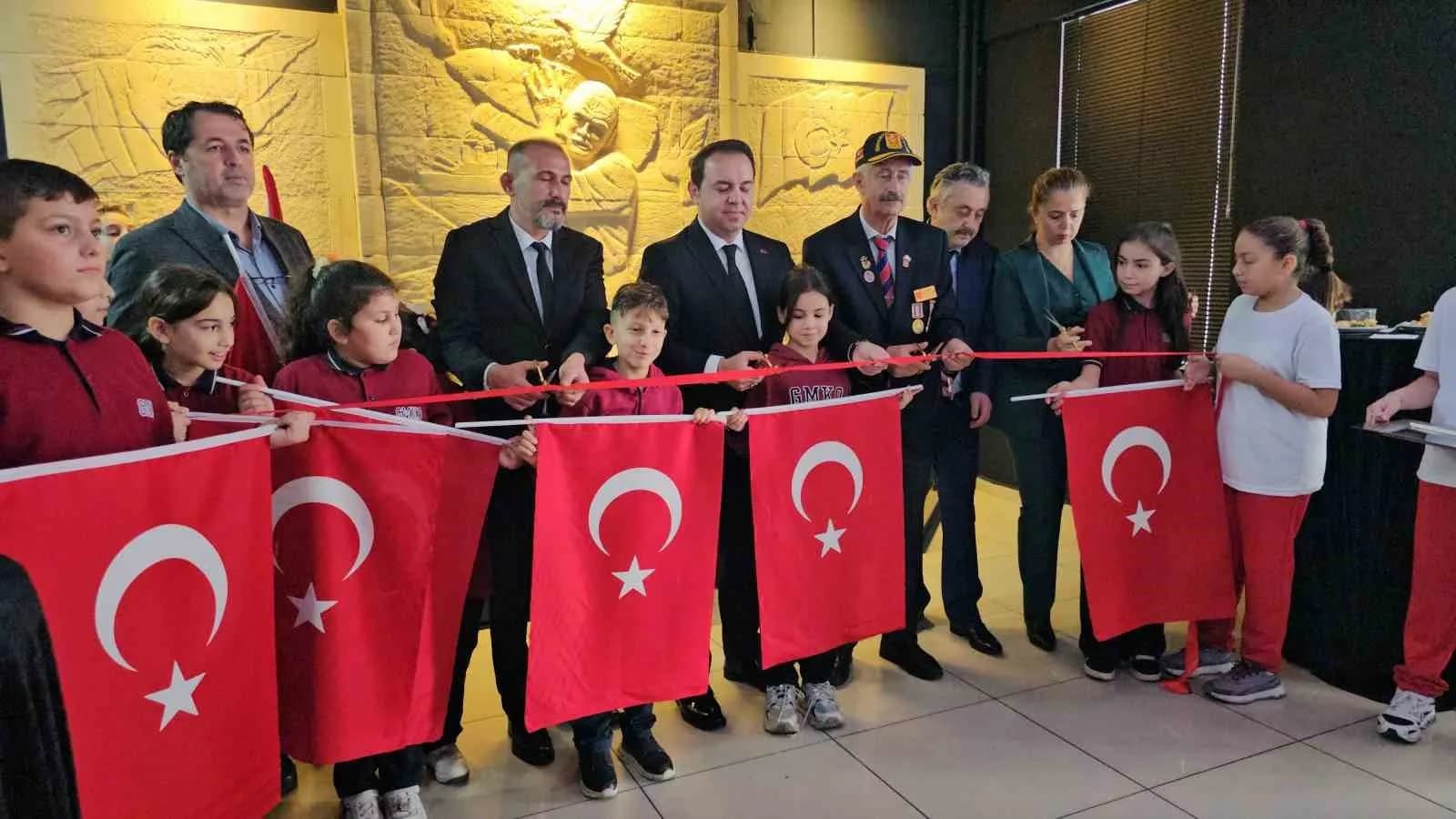 ZONGULDAK’TA ŞEHİTLİKTEN GELEN BAYRAĞIN SERGİLENDİĞİ "ÇANAKKALE MUHAREBELERİ" RÖLYEFİNİN AÇILIŞI GERÇEKLEŞTİRİLDİ