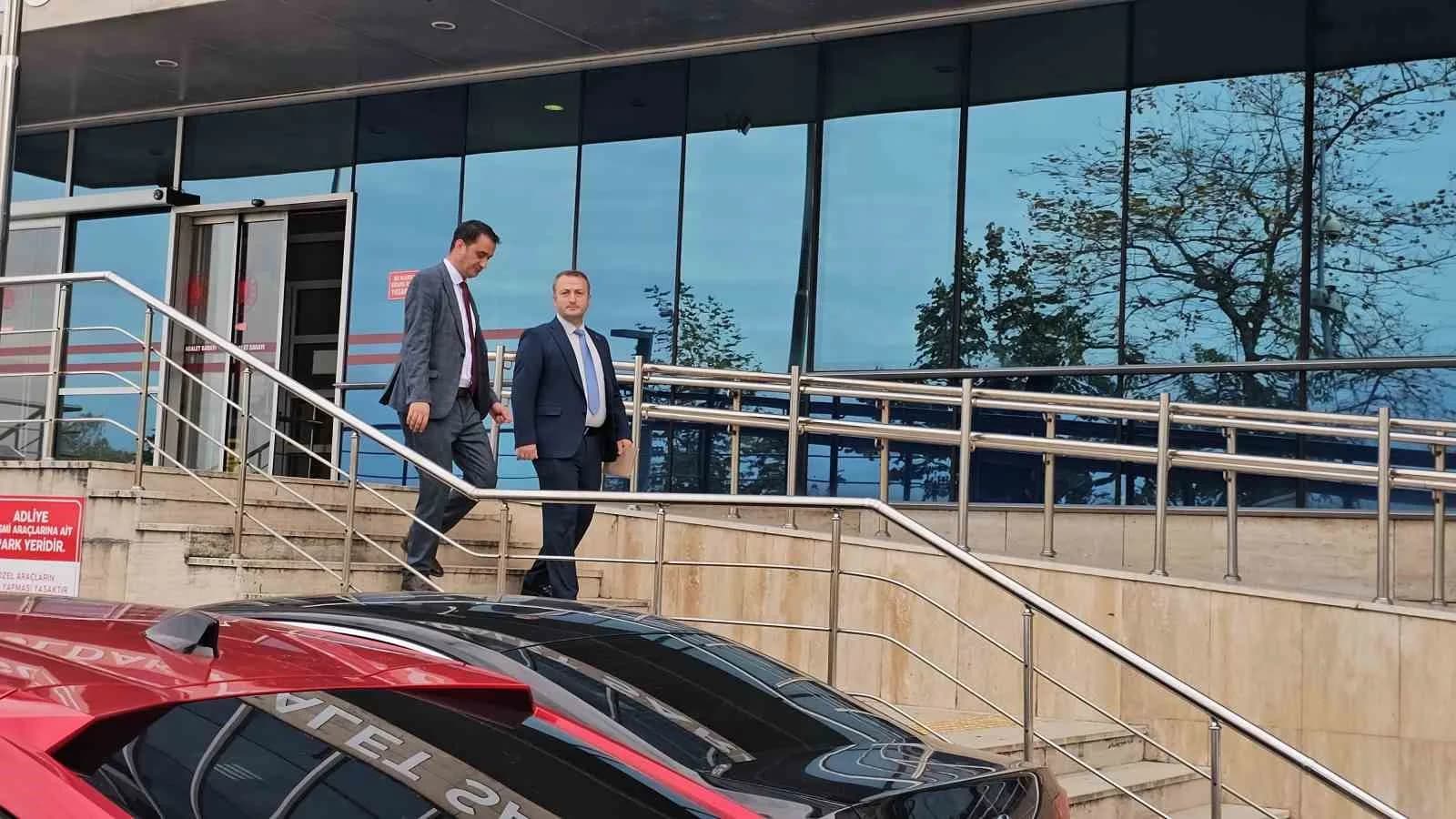 YENİ PARTİ'Lİ İL GENEL MECLİSİ ÜYELERİ AHMET ALİ MUMCU VE TARIK HAMZAÇEBİ (SAĞDA) DURUŞMA SONRASI ADLİYEDEN AYRILDI
