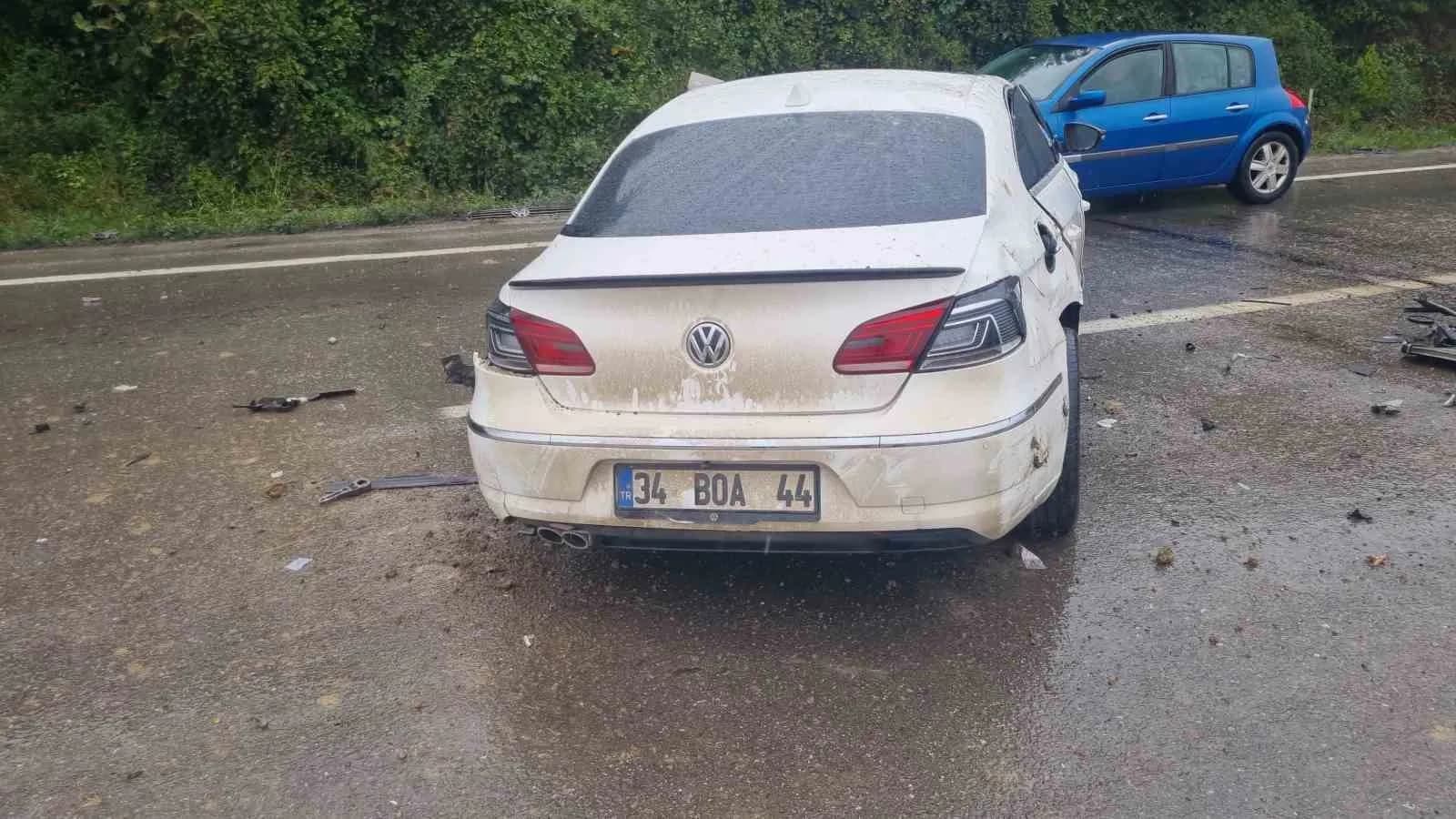 ZONGULDAK’IN ÇAYCUMA İLÇESİ KARAYOLUNDA KONTROLDEN ÇIKAN OTOMOBİL BARİYERLERE ÇARPTI. KAZADA YARALANAN SÜRÜCÜ, HASTANEYE KALDIRILDI.