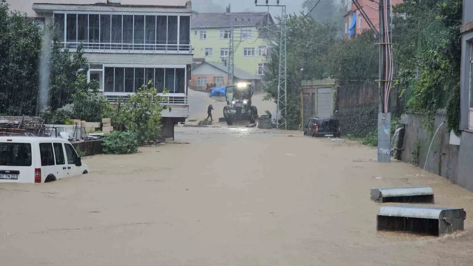 ZONGULDAK'IN EREĞLİ İLÇESİNDE ETKİLİ OLAN SAĞANAK NEDENİYLE METREKAREYE YAKLAŞIK 80 KİLOGRAM YAĞIŞ DÜŞERKEN, YOLLAR GÖLE DÖNDÜ, BAZI ARAÇLAR SU BİRİKİNTİLERİNDE KALDI.