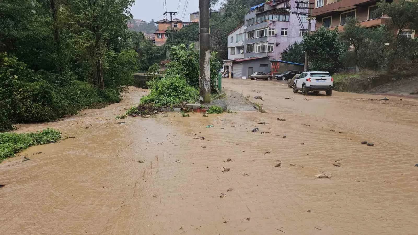 ZONGULDAK'TA SABAHA KARŞI BAŞLAYAN ŞİDDETLİ YAĞIŞ, KENT GENELİNDE HAYATI OLUMSUZ ETKİLEDİ