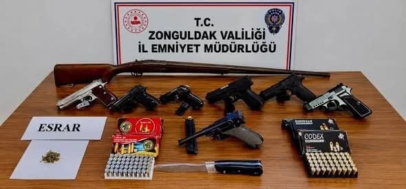 YAPILAN ARAMALARDA 5 RUHSATSIZ TABANCA, 8 TABANCA ŞARJÖRÜ, 576 TABANCA FİŞEĞİ, 2 KURUSIKI TABANCA, 1 RUHSATSIZ YİVSİZ TÜFEK, 1 BIÇAK VE 0,52 GRAM UYUŞTURUCU MADDE ELE GEÇİRİLDİ.