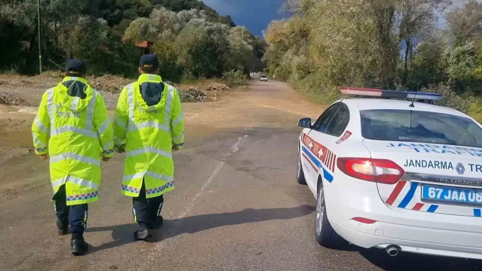 ZONGULDAK’TA FİLYOS-GÖKÇELER GÜZERGÂHINDA MEYDANA GELEN SU TAŞKINI NEDENİYLE BÖLGE TRAFİK EKİPLERİ GÜVENLİK ÖNLEMLERİNİ ARTIRDI.