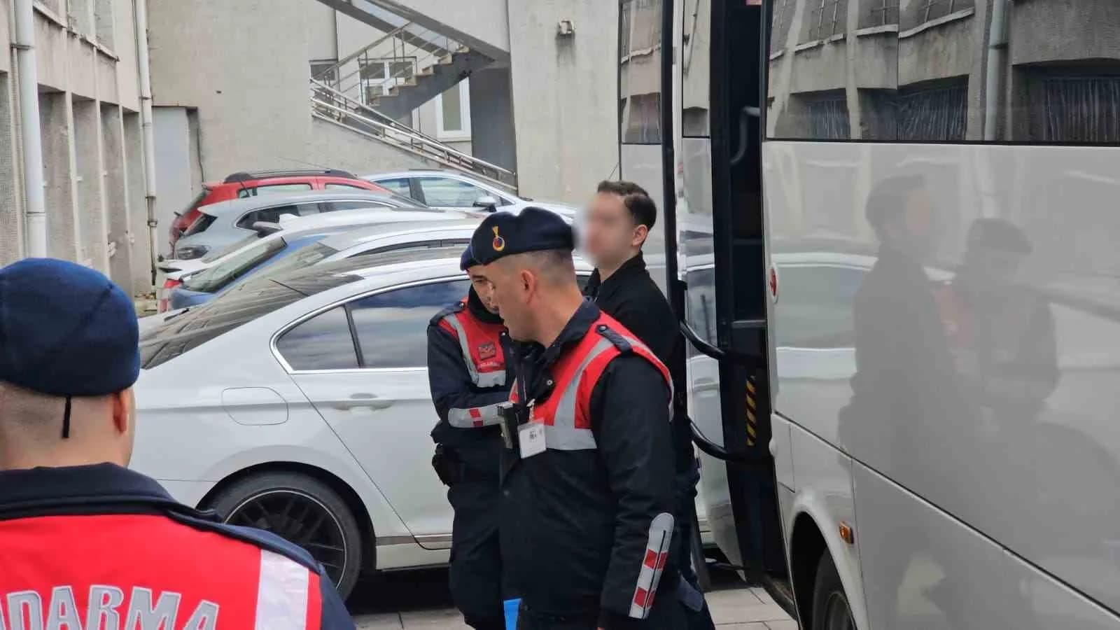 ZONGULDAK’TA POLİS EKİPLERİNCE TERÖR ÖRGÜTLERİNE YÖNELİK DÜZENLENEN OPERASYONDA TUTUKLANAN 1'Ü TUTUKLU 4 ÜNİVERSİTE ÖĞRENCİSİ HAKİM KARŞISINA ÇIKTI.