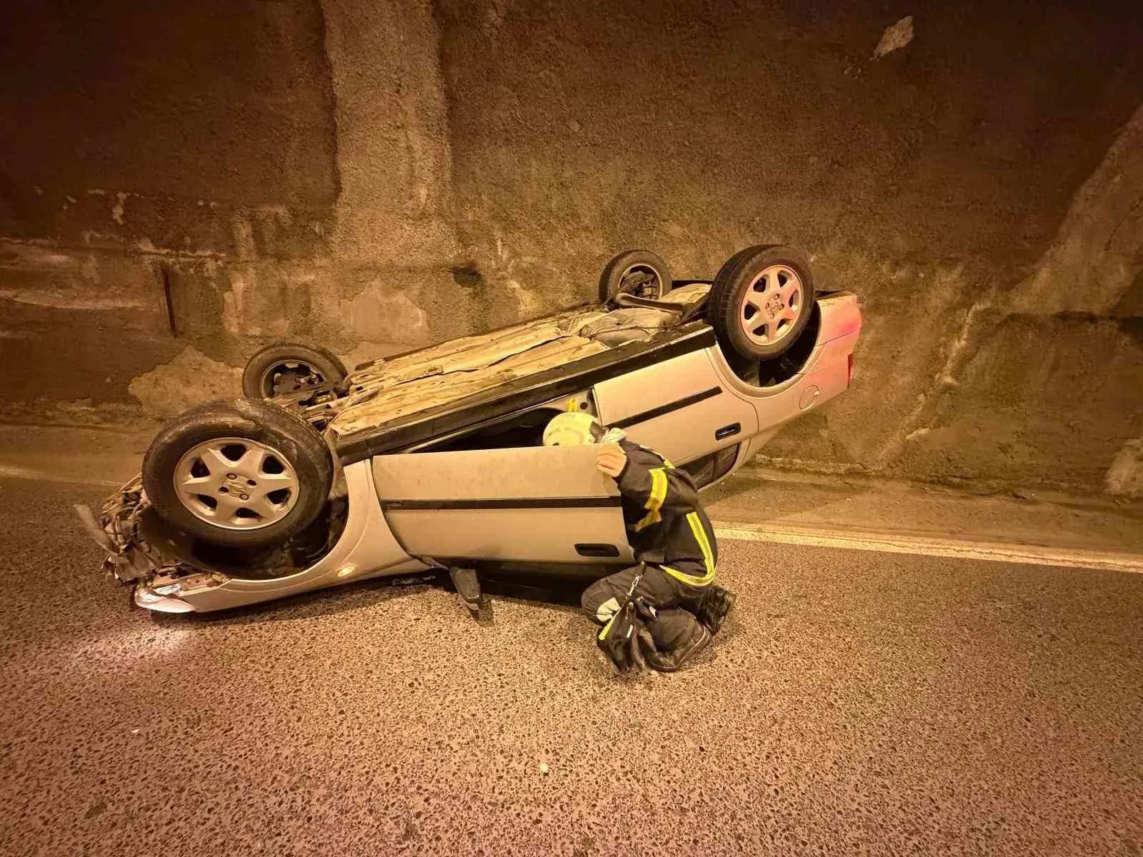 ZONGULDAK'IN KOZLU İLÇESİNDE DEĞİRMENAĞZI TÜNELLERİNDE KONTROLDEN ÇIKARAK TAKLA ATAN OTOMOBİLİN SÜRÜCÜSÜ YARALANDI. KAZA NEDENİYLE TÜNELDE ULAŞIM BİR SÜRE KONTROLLÜ SAĞLANDI.