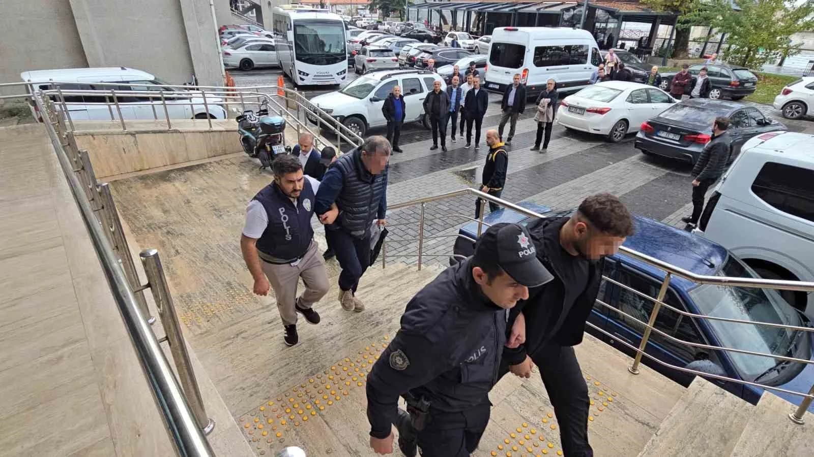 ZONGULDAK'TA BİR KİŞİNİN HAYATINI KAYBETTİĞİ, BİR KİŞİNİN DE YARALANDIĞI BİNA ÇÖKMESİNE İLİŞKİN SORUŞTURMADA 5 ŞÜPHELİDEN 3'Ü TUTUKLANIRKEN, 2'Sİ İSE ADLİ KONTROL ŞARTIYLA SERBEST BIRAKILDI.