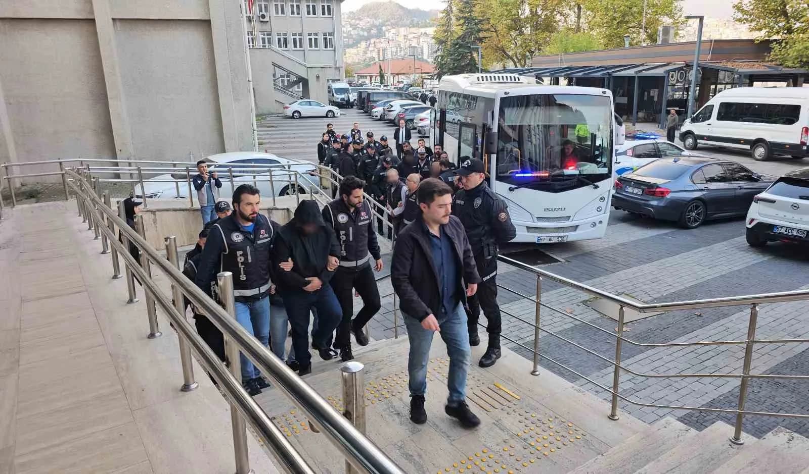 ZONGULDAK’TA RUHSATSIZ MADEN OCAKLARINA YÖNELİK DENETİMLERDE RÜŞVET ALINDIĞI İDDİALARIYLA GÖZALTINA ALINAN 16 ŞÜPHELİDEN 4'Ü TUTUKLANDI, 8'İ ADLİ KONTROL ŞARTIYLA, 4'Ü İSE SAVCILIK TARAFINDAN SERBEST BIRAKILDI.