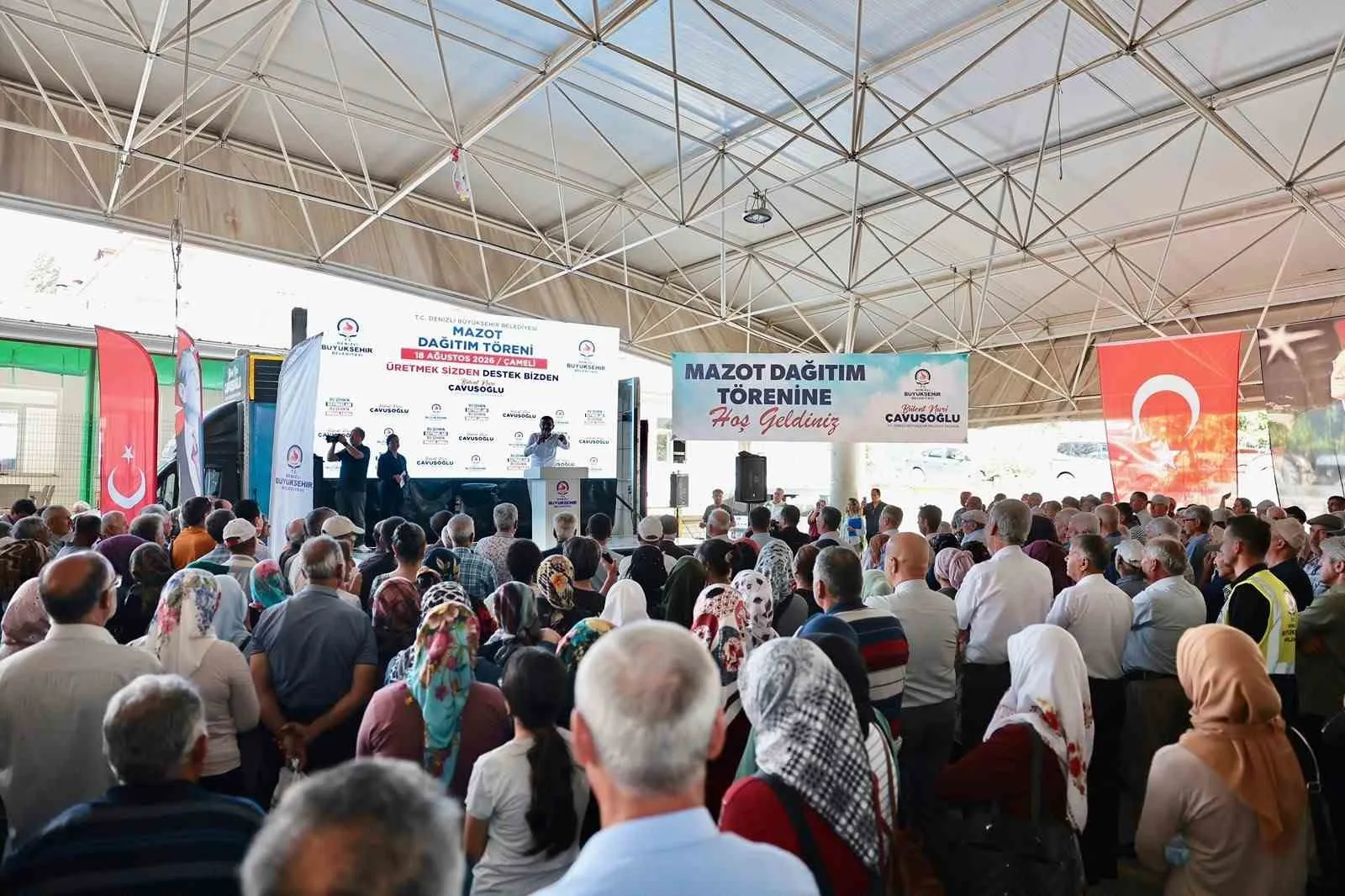 DENİZLİ BÜYÜKŞEHİR BELEDİYESİ, ARTAN GİRDİ MALİYETLERİ KARŞISINDA ZORLANAN ÜRETİCİLERE CAN SUYU OLMAYA DEVAM EDİYOR. 10 BİN 66 ÇİFTÇİYE TOPLAM 704 BİN 880 LİTRE MAZOT HİBESİ KAPSAYAN DEV PROJEDE DAĞITIM TÜM HIZIYLA SÜRÜYOR.