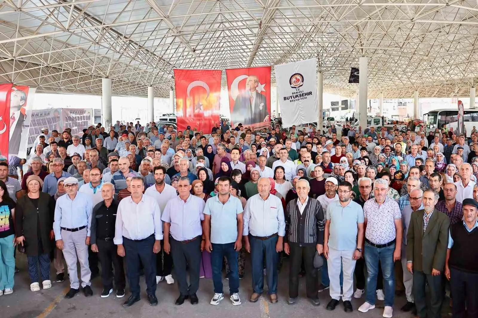 DENİZLİ BÜYÜKŞEHİR BELEDİYESİ, ARTAN GİRDİ MALİYETLERİ KARŞISINDA ZORLANAN ÜRETİCİLERE CAN SUYU OLMAYA DEVAM EDİYOR. 10 BİN 66 ÇİFTÇİYE TOPLAM 704 BİN 880 LİTRE MAZOT HİBESİ KAPSAYAN DEV PROJEDE DAĞITIM TÜM HIZIYLA SÜRÜYOR.