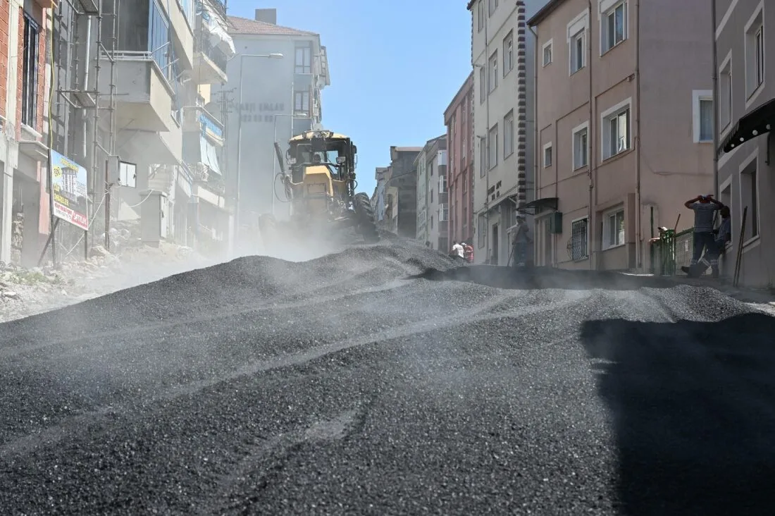 200 Milyon Liralık Dev Asfalt Hamlesinde 17 Bin Ton Sıcak Asfalt Yollarla Buluştu