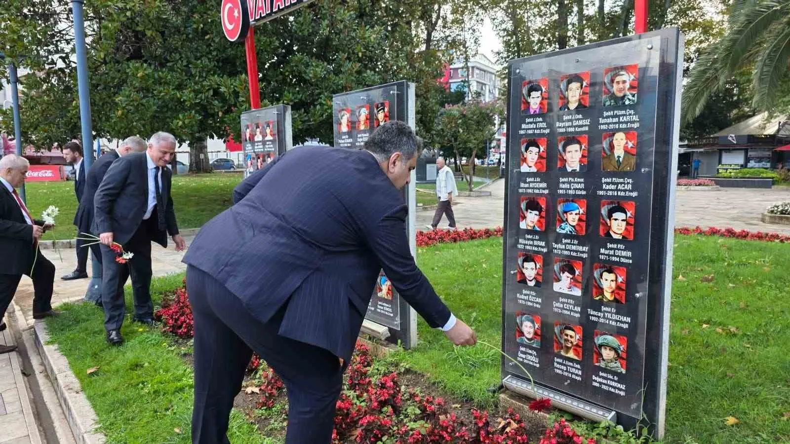 ÇİÇEK BIRAKILMASI