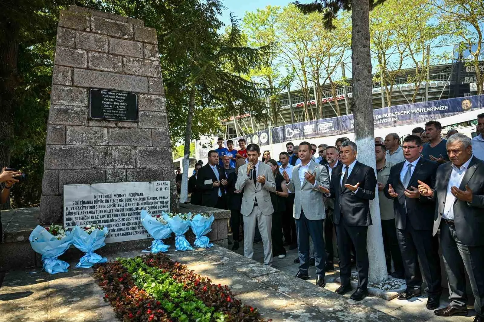KURTDERELİ MEHMET PEHLİVAN’IN ANIT MEZARI ZİYARET EDİLDİ