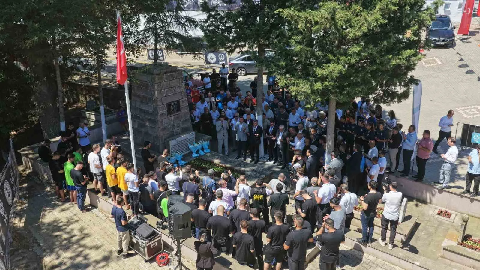 KURTDERELİ MEHMET PEHLİVAN’IN ANIT MEZARI ZİYARET EDİLDİ