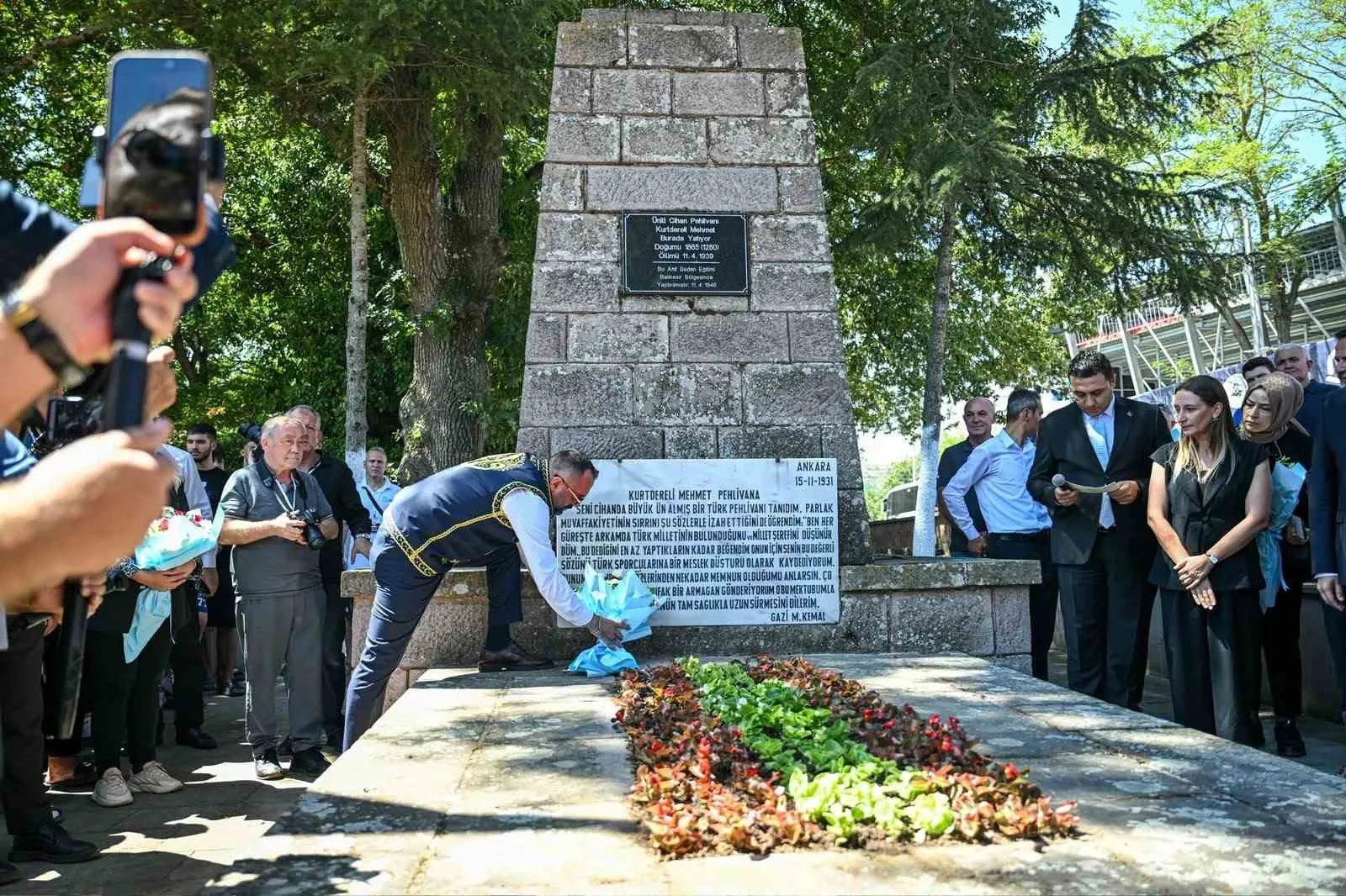 KURTDERELİ MEHMET PEHLİVAN’IN ANIT MEZARI ZİYARET EDİLDİ