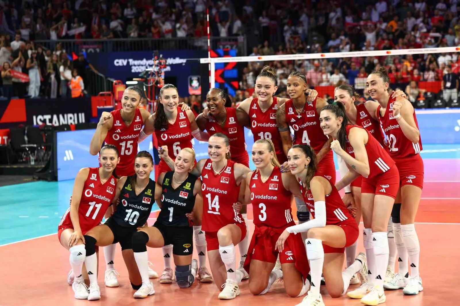 A MİLLİ KADIN VOLEYBOL TAKIMI, 2026 CEV AVRUPA VOLEYBOL ŞAMPİYONASI A GRUBU İLK MAÇINDA İSTANBUL'DA LETONYA'YI 3-0 MAĞLUP ETTİ. MİLLİLER, 23 AĞUSTOS PAZAR GÜNÜ SLOVENYA İLE KARŞILAŞACAK.