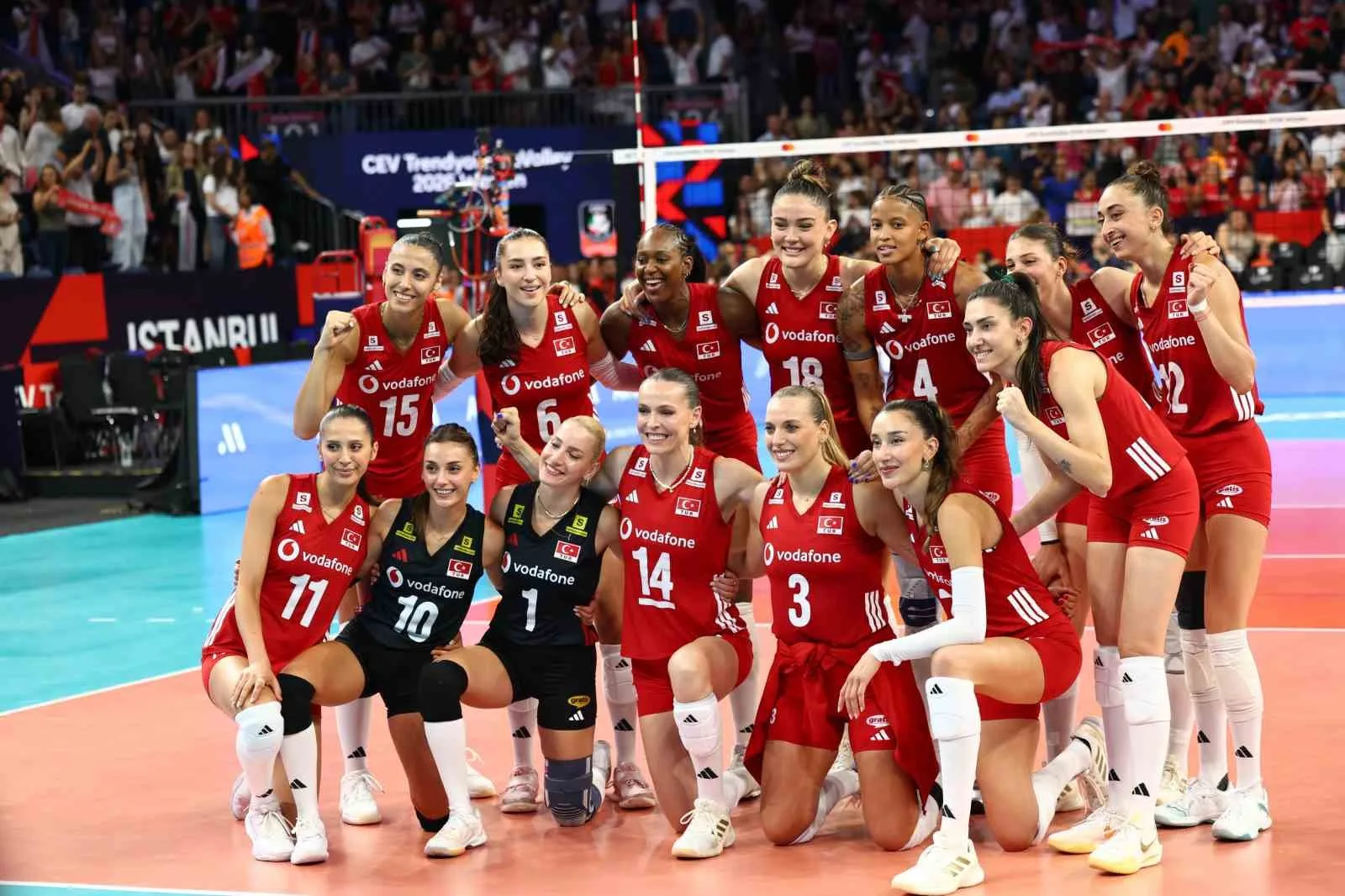 A MİLLİ KADIN VOLEYBOL TAKIMI, 2026 CEV AVRUPA VOLEYBOL ŞAMPİYONASI A GRUBU İLK MAÇINDA İSTANBUL'DA LETONYA'YI 3-0 MAĞLUP ETTİ. MİLLİLER, 23 AĞUSTOS PAZAR GÜNÜ SLOVENYA İLE KARŞILAŞACAK.