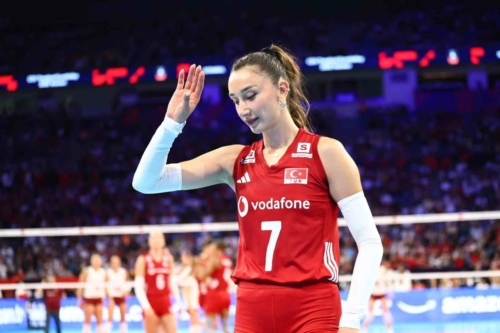 A MİLLİ KADIN VOLEYBOL TAKIMI, 2026 CEV AVRUPA VOLEYBOL ŞAMPİYONASI A GRUBU İLK MAÇINDA İSTANBUL'DA LETONYA'YI 3-0 MAĞLUP ETTİ. MİLLİLER, 23 AĞUSTOS PAZAR GÜNÜ SLOVENYA İLE KARŞILAŞACAK.
