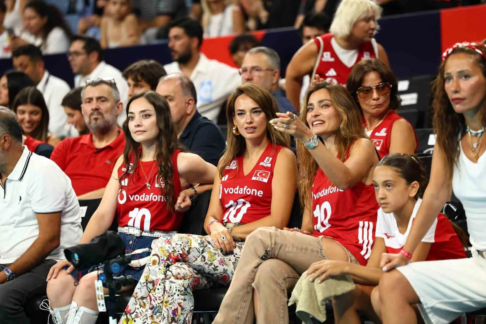 A MİLLİ KADIN VOLEYBOL TAKIMI, 2026 CEV AVRUPA VOLEYBOL ŞAMPİYONASI A GRUBU İLK MAÇINDA İSTANBUL'DA LETONYA'YI 3-0 MAĞLUP ETTİ. MİLLİLER, 23 AĞUSTOS PAZAR GÜNÜ SLOVENYA İLE KARŞILAŞACAK.