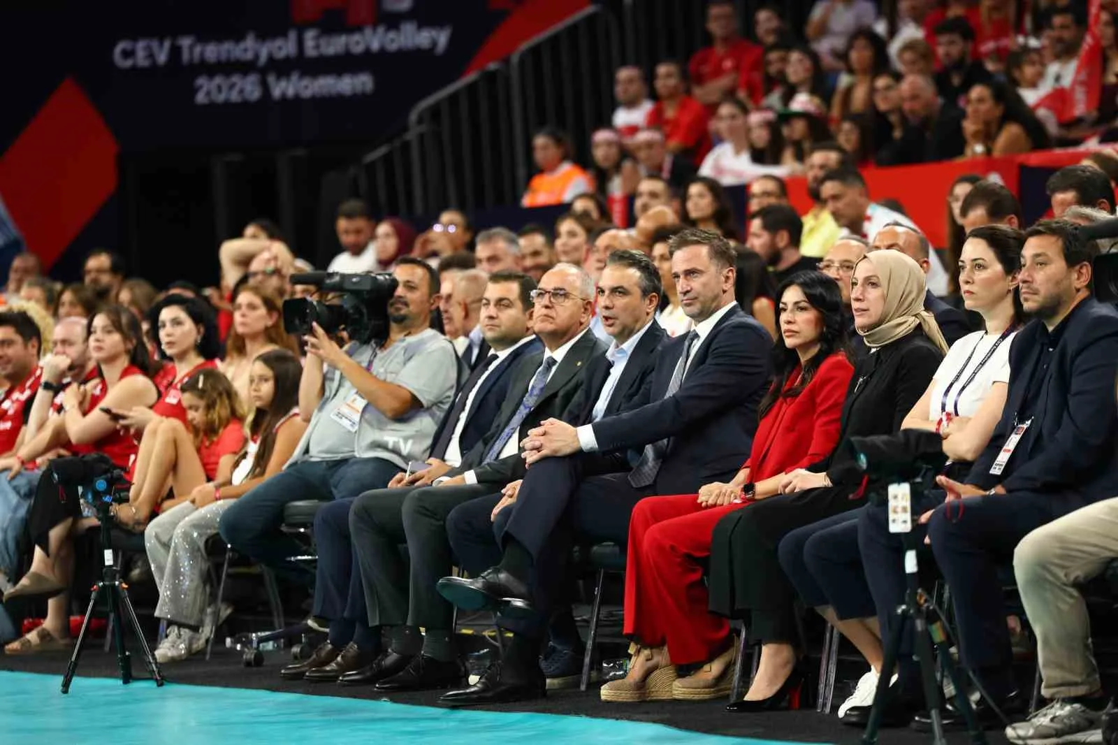 A MİLLİ KADIN VOLEYBOL TAKIMI, 2026 CEV AVRUPA VOLEYBOL ŞAMPİYONASI A GRUBU İLK MAÇINDA İSTANBUL'DA LETONYA'YI 3-0 MAĞLUP ETTİ. MİLLİLER, 23 AĞUSTOS PAZAR GÜNÜ SLOVENYA İLE KARŞILAŞACAK.