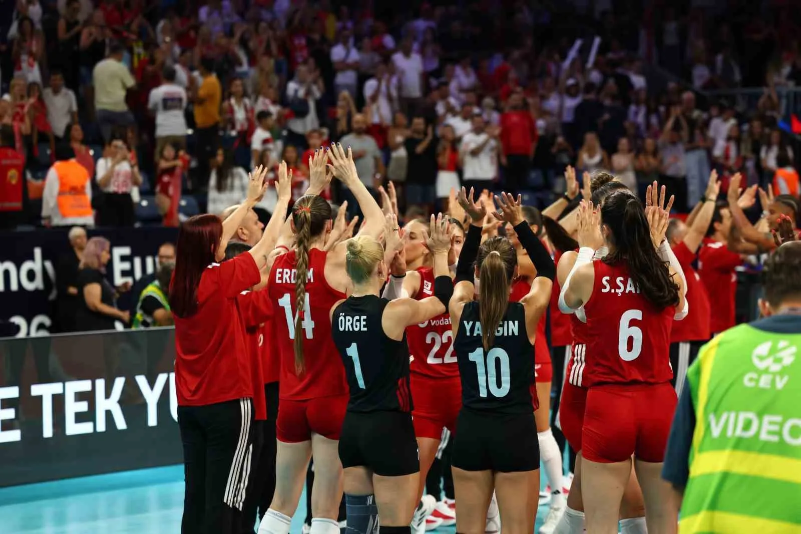 A MİLLİ KADIN VOLEYBOL TAKIMI, 2026 CEV AVRUPA VOLEYBOL ŞAMPİYONASI A GRUBU İLK MAÇINDA İSTANBUL'DA LETONYA'YI 3-0 MAĞLUP ETTİ. MİLLİLER, 23 AĞUSTOS PAZAR GÜNÜ SLOVENYA İLE KARŞILAŞACAK.