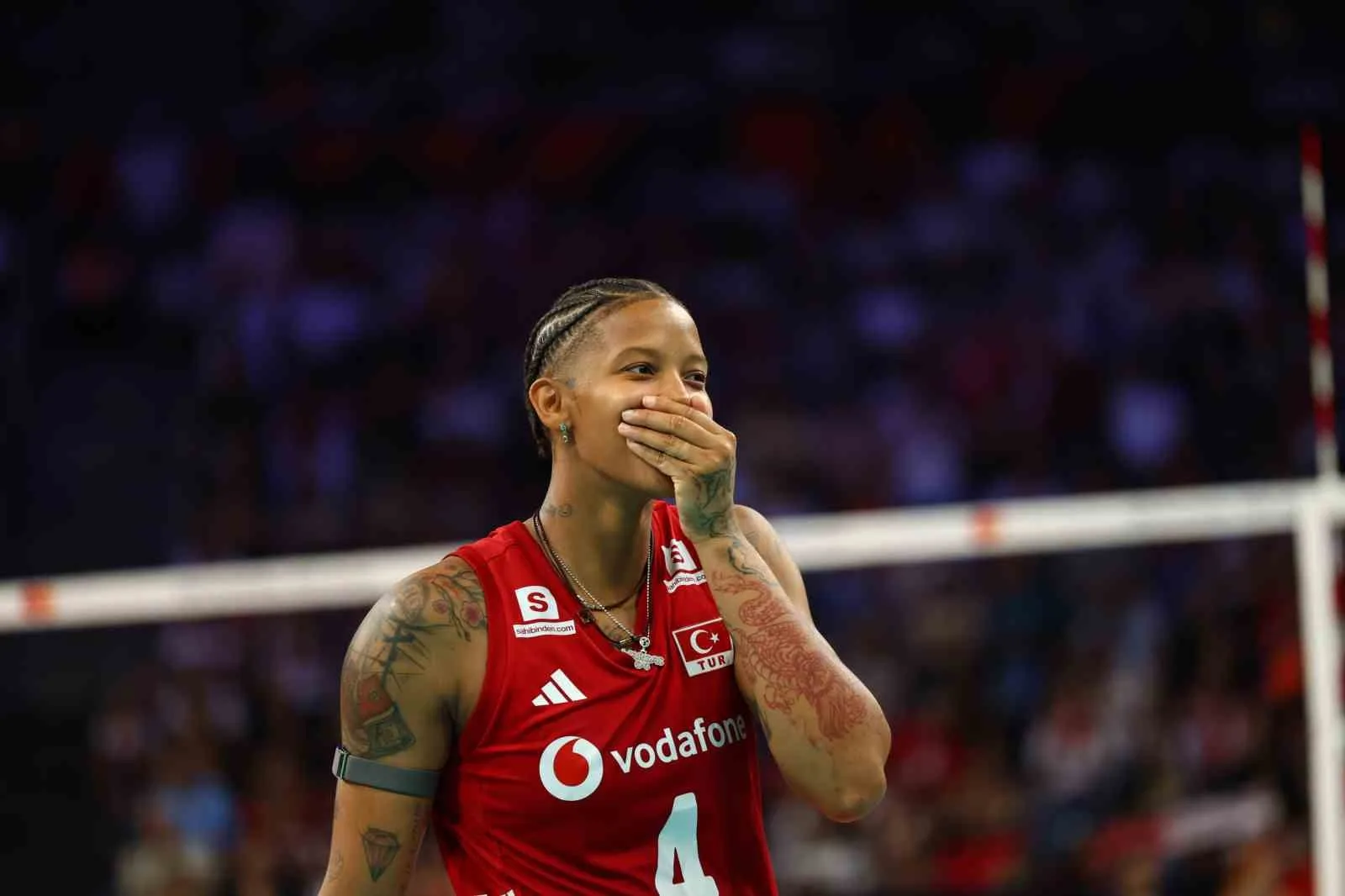 A MİLLİ KADIN VOLEYBOL TAKIMI, 2026 CEV AVRUPA VOLEYBOL ŞAMPİYONASI A GRUBU İLK MAÇINDA İSTANBUL'DA LETONYA'YI 3-0 MAĞLUP ETTİ. MİLLİLER, 23 AĞUSTOS PAZAR GÜNÜ SLOVENYA İLE KARŞILAŞACAK.