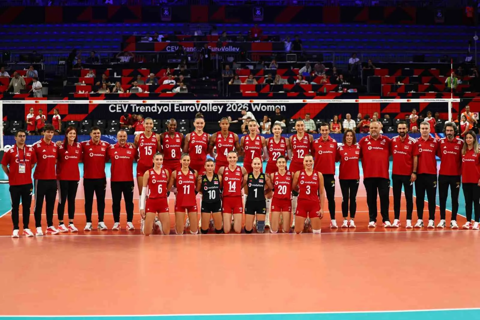 A MİLLİ KADIN VOLEYBOL TAKIMI, 2026 CEV AVRUPA VOLEYBOL ŞAMPİYONASI A GRUBU İLK MAÇINDA İSTANBUL'DA LETONYA'YI 3-0 MAĞLUP ETTİ. MİLLİLER, 23 AĞUSTOS PAZAR GÜNÜ SLOVENYA İLE KARŞILAŞACAK.