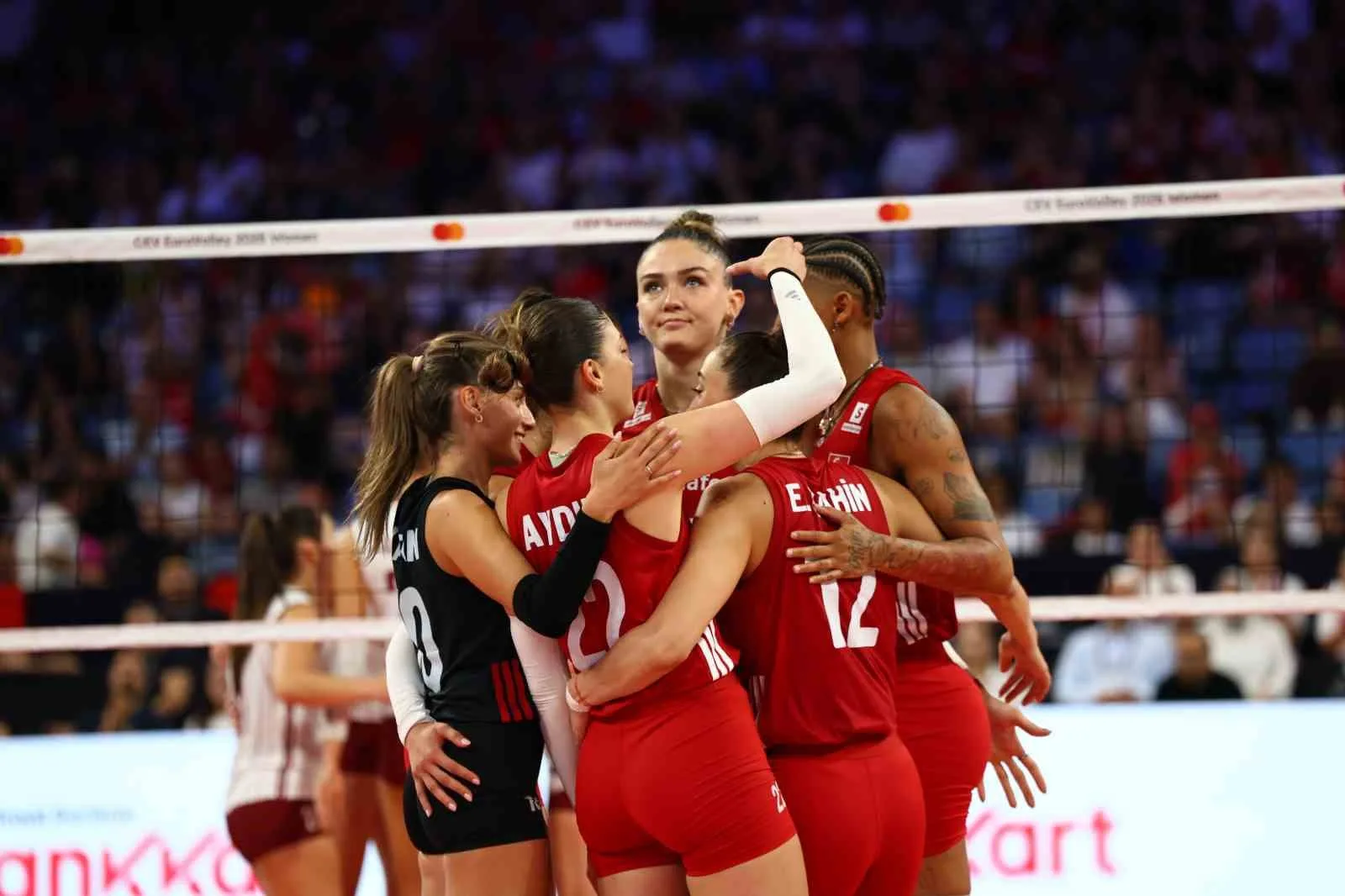 A MİLLİ KADIN VOLEYBOL TAKIMI, 2026 CEV AVRUPA VOLEYBOL ŞAMPİYONASI A GRUBU İLK MAÇINDA İSTANBUL'DA LETONYA'YI 3-0 MAĞLUP ETTİ. MİLLİLER, 23 AĞUSTOS PAZAR GÜNÜ SLOVENYA İLE KARŞILAŞACAK.